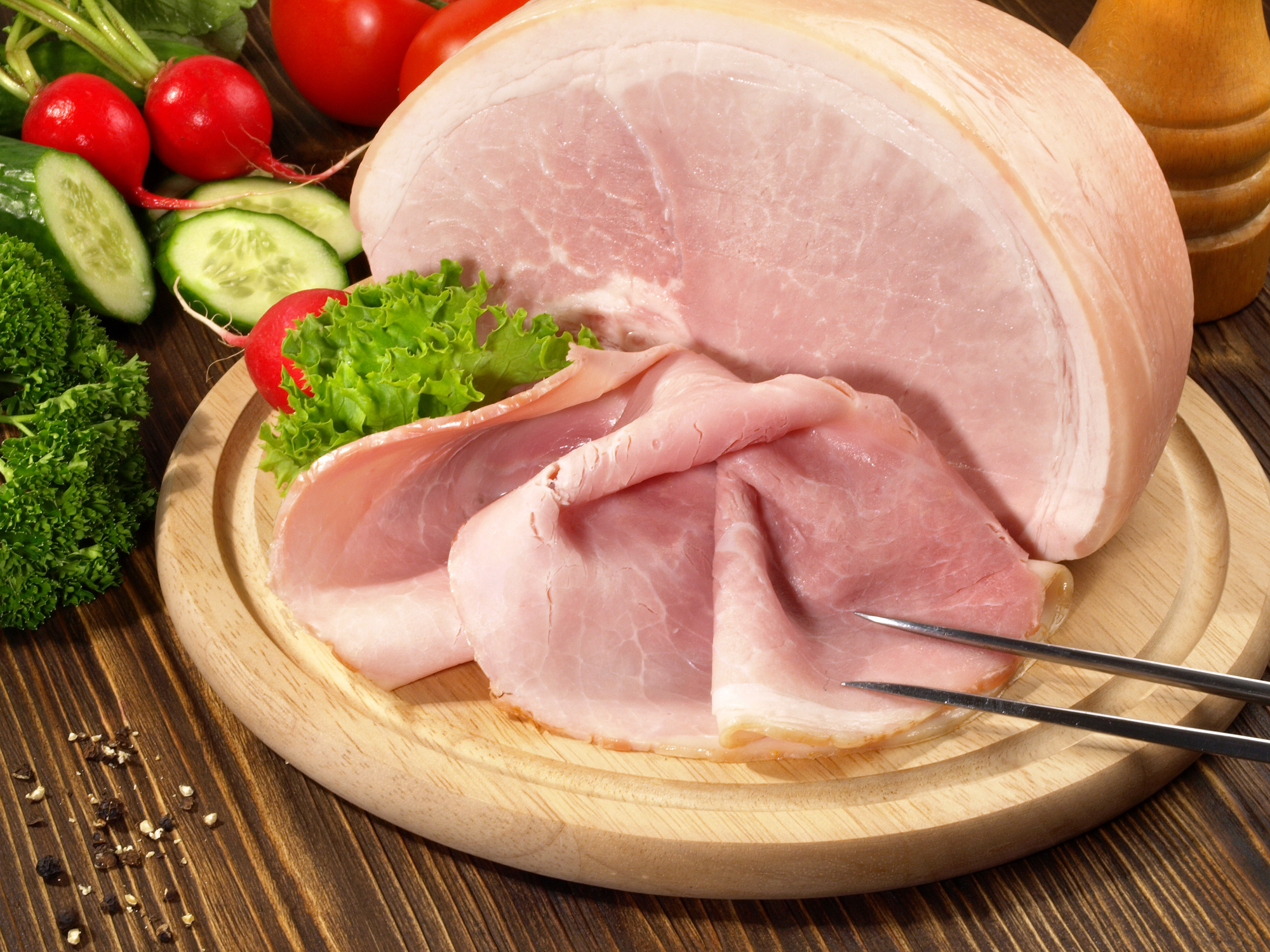 Cooked Ham Slices on a wooden Plate Jambon blanc ©pixura